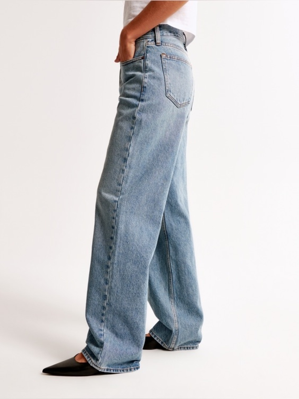 Abercrombie & Fitch The Slouchy Jean Mid Rise in Medium Wash Size 31 Long Denim - Picture 2 of 10